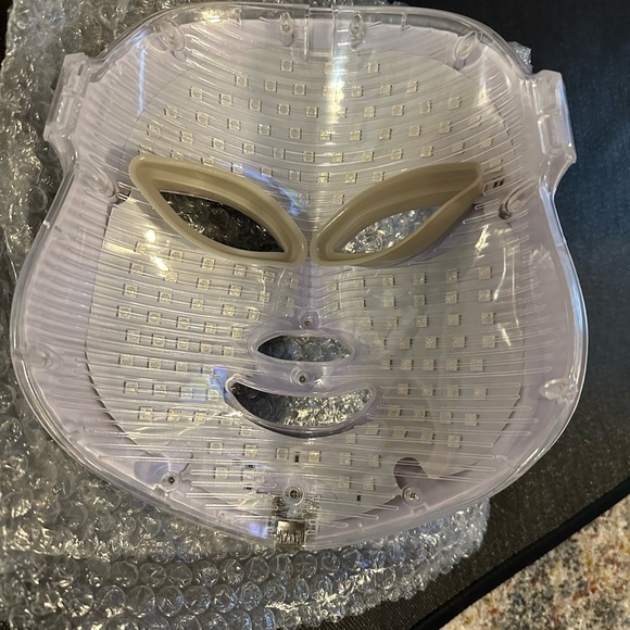 LUMA LED Skin Therapy Mask - Pure Daily Care. - Picture 3 of 8